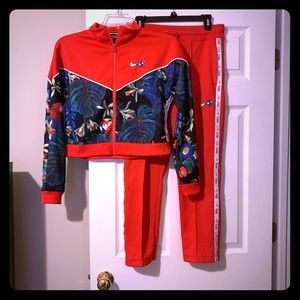 Nike Women’s track set!